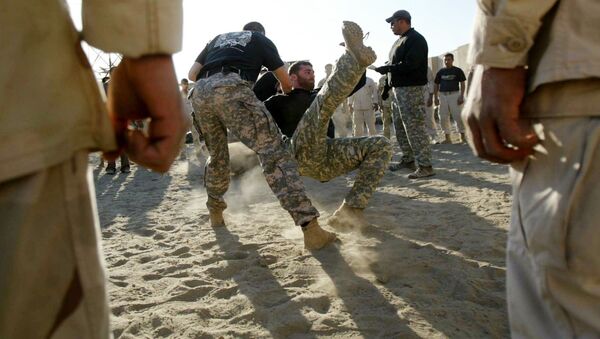 Iraqi Army Scorpions Forces personnel (C) are trained in hand-to-hand combat by US military personnel in Hilla, 120 kms south of Baghdad - Sputnik International