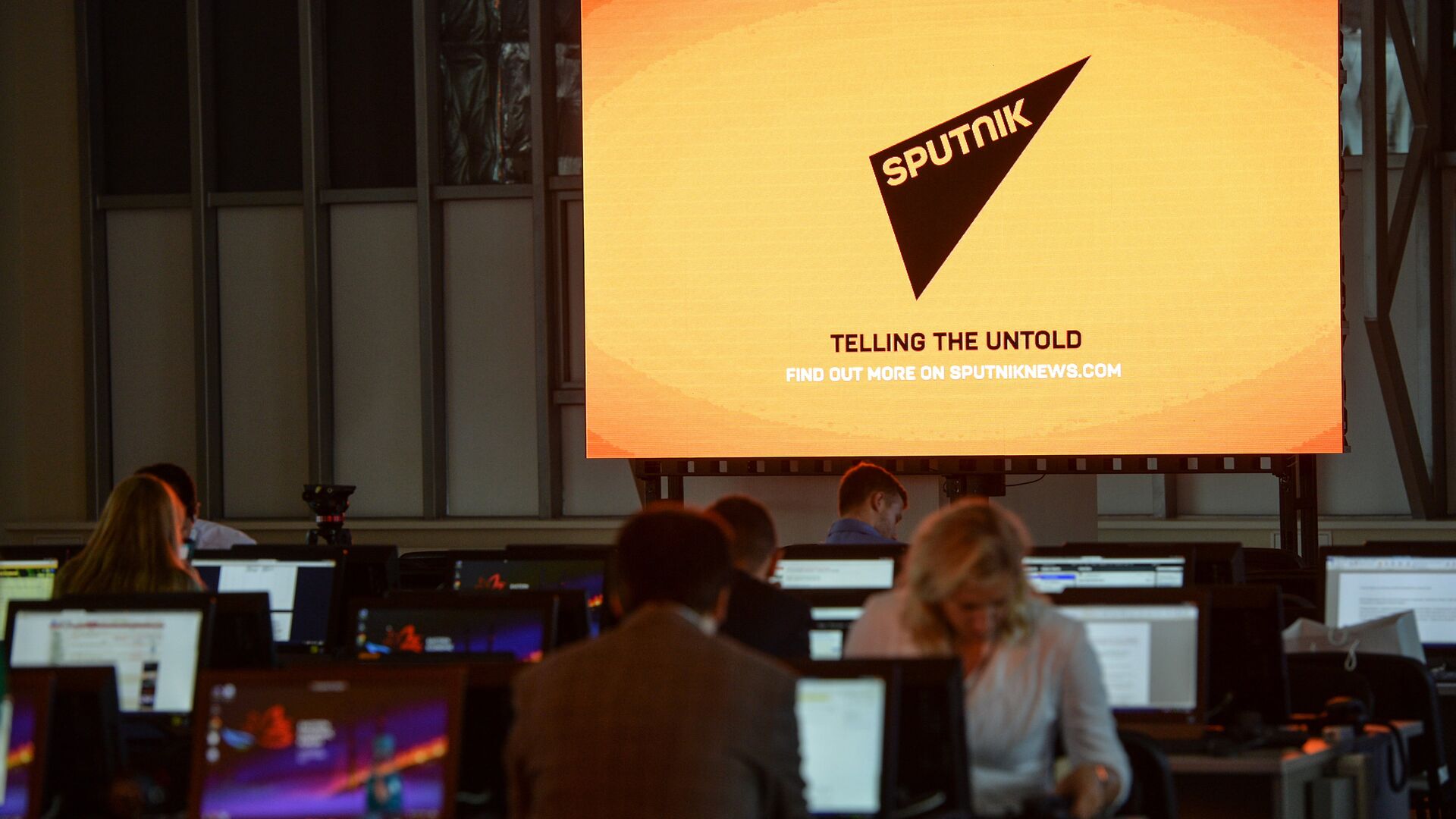 A screen featuring the logo of the Sputnik International News Agency and Radio seen at the media center of the Eastern Economic Forum, Vladivostok - Sputnik International, 1920, 23.06.2022