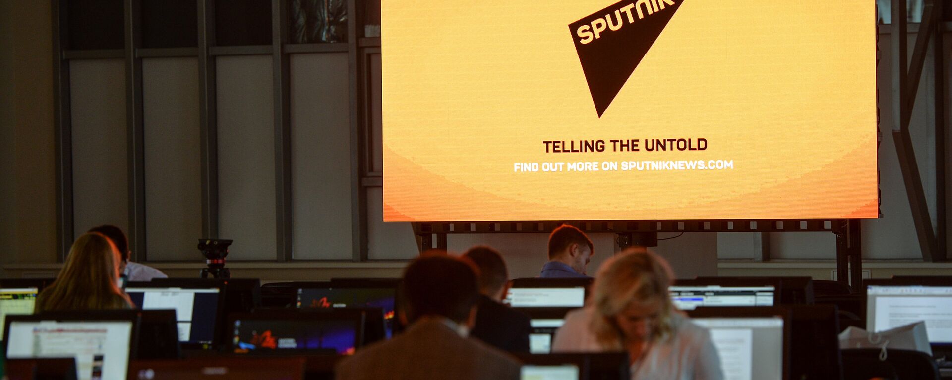 A screen featuring the logo of the Sputnik International News Agency and Radio seen at the media center of the Eastern Economic Forum, Vladivostok - Sputnik International, 1920, 26.08.2022