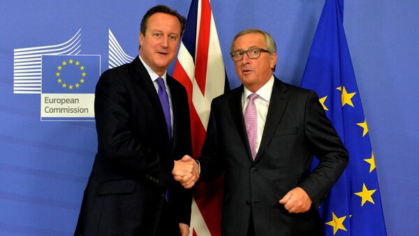 UK Prime Minister David Cameron meets the European Commission President Jean-Claude Juncker in Brussels, 2015. - Sputnik International