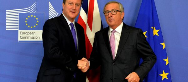 UK Prime Minister David Cameron meets the European Commission President Jean-Claude Juncker in Brussels, 2015. - Sputnik International