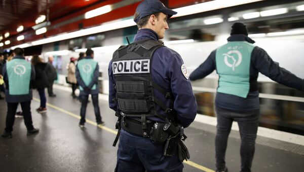 A policeman patrols inside the RER (suburban rapid transit) station of Auber in Paris, France, December 30, 2015, as a security alert continues during the Christmas and New Year holiday season following the November shooting attacks in the French capital. - Sputnik International
