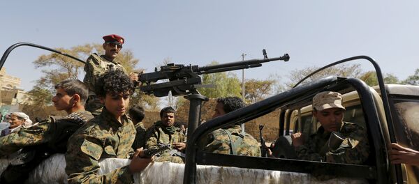 Houthi militants ride on the back of a patrol truck (File) - Sputnik International