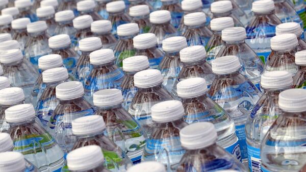 State Officials in Flint Got Bottled Water 10 Months Before the Public  - Sputnik International