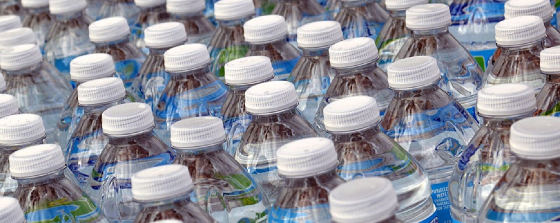 State Officials in Flint Got Bottled Water 10 Months Before the Public  - Sputnik International, 1920, 09.01.2024