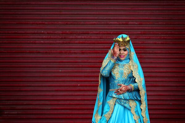 Женщина в национальном индонезийском костюме во время фотосессии в Гонконге - Sputnik International