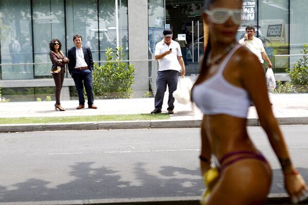 Танцовщица экзотических танцев во время выступления на улице в Сантьяго - Sputnik International