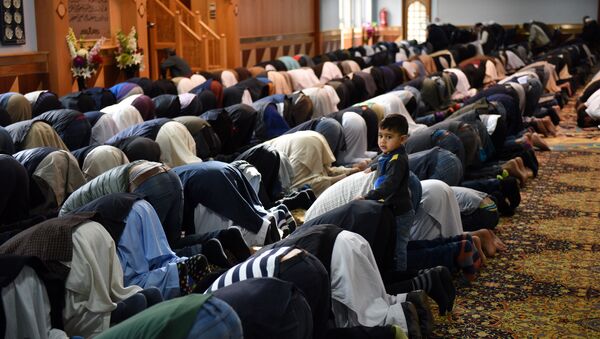Muslims pray  in Manchester Central Mosque in Manchester, north west England - Sputnik International