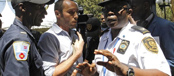 British photojournalist Phil Moore talks to members of United Nations (U.N.) security as he and other Kenya-based foreign journalists demonstrate against the imprisonment of three Al Jazeera journalists in Egypt, at the United Nations Environment Programme (UNEP) headquarters in Nairobi, January 13, 2015. - Sputnik International