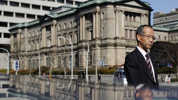 A man walks past the Bank of Japan building in Tokyo - Sputnik International