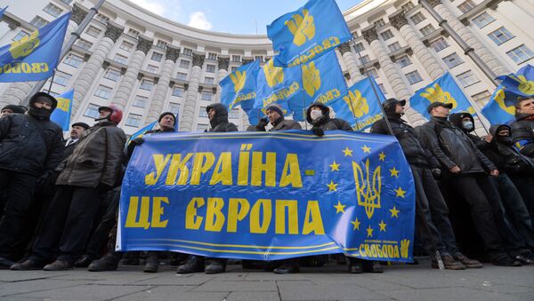 Protesters hold a placards reading Ukraine is Europe - Sputnik International