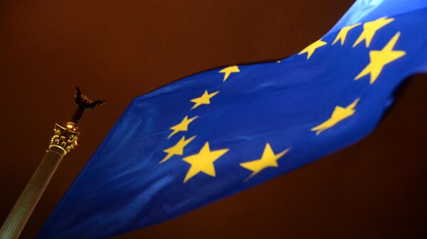 An EU flag flies in Independence Square in Kiev - Sputnik International