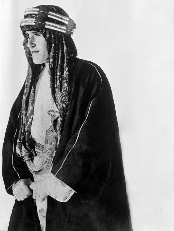 Undated portrait of Sir Thomas Edward Lawrence, known as Lawrence of Arabia, in traditional arab costume - Sputnik International