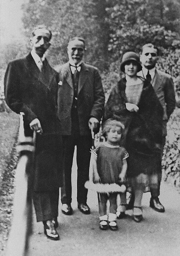 A picture dated 1925 in London shows (from L to R) King Faysal I, Salim Salam, Anbara Salam, former Lebanese prime minister Saeb Salam and Rasha Salam (child) - Sputnik International