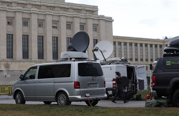 Television vans are pictured ahead of the start of Syrian talks in front of the United Nations European headquarters in Geneva, Switzerland, January 29, 2016. Television vans are pictured ahead of the start of Syrian talks in front of the United Nations European headquarters in Geneva, Switzerland, January 29, 2016. - Sputnik International