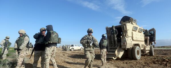 US soldiers monitor as they train Iraq's 72nd Brigade in a live-fire exercise in Basmaya base, southeast of the Iraqi capital, Baghdad, on January 27, 2016 - Sputnik International