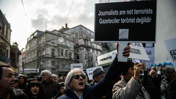 Journalists and Turkish intellectuals shout slogans during a demonstration on December 26, 2015 in Istanbul, following the arrest of Cumhuriyet newspaper's Editor in Chief - Sputnik International