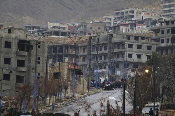 Residents who said they have received permission from the Syrian government to leave the besieged town wait with their belongings after an aid convoy entered Madaya, Syria, January 14, 2016. Residents who said they have received permission from the Syrian government to leave the besieged town wait with their belongings after an aid convoy entered Madaya, Syria, January 14, 2016. - Sputnik International