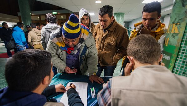 Refugee's register their names as they arrive to Stockholm central mosque - Sputnik International
