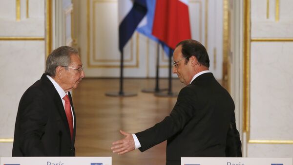 French President Francois Hollande (R) and Cuba's President Raul Castro leave a joint news conference at the Elysee Palace in Paris, France, February 1, 2016. - Sputnik International