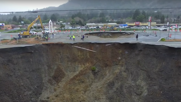 Monster sinkhole swallows Oregon highway - Sputnik International
