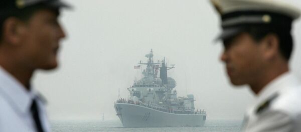 Chinese Navy officers wait dockside as a Chinese Navy warship escorting the arrival of the USS Curtis Wilbur (DDG54) (File) - Sputnik International