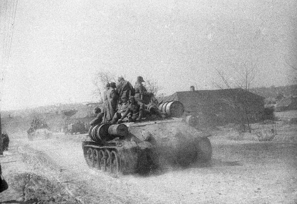 Tanks of the 64th Army approaching Stalingrad Tanks of the 64th Army approaching Stalingrad - Sputnik International