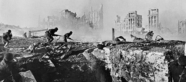 Soviet soldiers attack house - Sputnik International