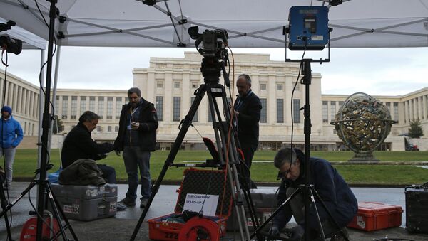 A television crew sets up ahead of the start of Syrian talks in front of the United Nations European headquarters in Geneva, Switzerland, January 29, 2016 - Sputnik International