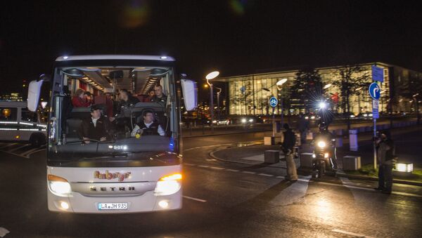 A bus carrying refugees with asylum status in Germany leaves the chancellery in Berlin on January 14, 2016, after it arrived from the Bavarian city of Landshut. . The bus carrying 31 refugees took them to a hotel where they will be able to spend the night before going to the destination of their choice - Sputnik International
