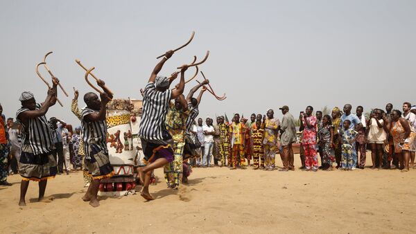 People watch as traditional drummers perform at the annual voodoo festival in Ouidah in Benin, January 10, 2016 - Sputnik International