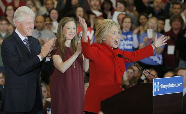 Former U.S. President Bill Clinton (L) applauds his wife, Democratic U.S. presidential candidate Hillary Clinton (R), as they appear with their daughter Chelsea (C) at Mrs. Clinton's caucus night rally in Des Moines, Iowa February 1, 2016 Former U.S. President Bill Clinton (L) applauds his wife, Democratic U.S. presidential candidate Hillary Clinton (R), as they appear with their daughter Chelsea (C) at Mrs. Clinton's caucus night rally in Des Moines, Iowa February 1, 2016 - Sputnik International