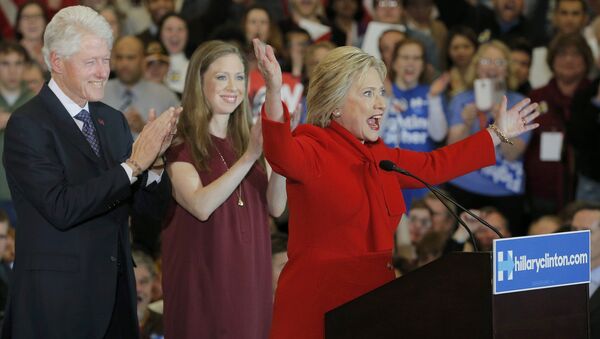 Former U.S. President Bill Clinton (L) applauds his wife, Democratic U.S. presidential candidate Hillary Clinton (R), as they appear with their daughter Chelsea (C) at Mrs. Clinton's caucus night rally in Des Moines, Iowa February 1, 2016 - Sputnik International