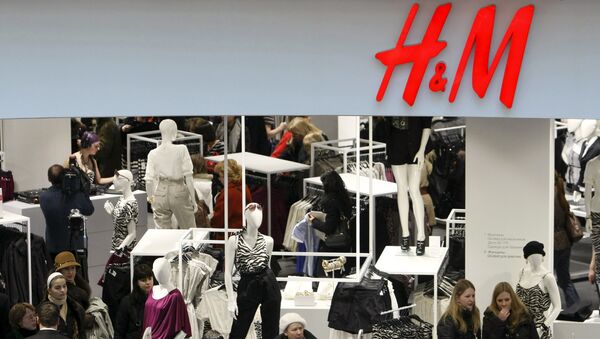 People shop in the newly opened Hennes & Mauritz (H&M) store in Moscow in this March 13, 2009 file photo - Sputnik International