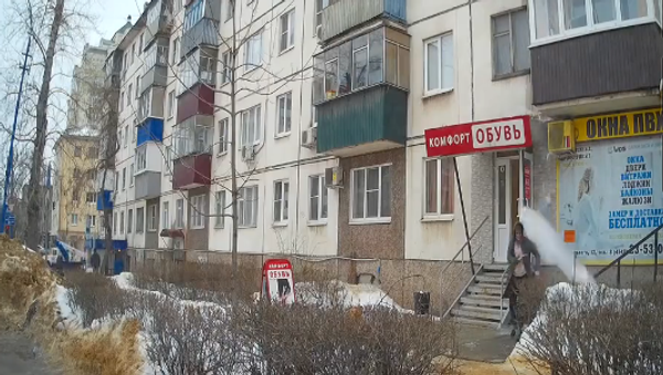 Woman almost killed by falling ice in front of Russian Liveleak Headquarters - Sputnik International