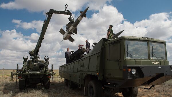 Servicemen load a Pechora-2M air defense complex of the Tajikistan armed forces during the 2013 Combat Commonwealth, a military drill for the CIS joint air defense system, at the Ashuluk training ground - Sputnik International