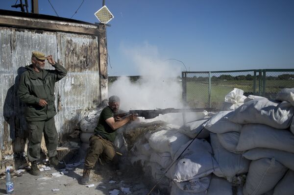 Donbass people's militia fighters during training at the Krasny Partizan border checkpoint Donbass people's militia fighters during training at the Krasny Partizan border checkpoint - Sputnik International