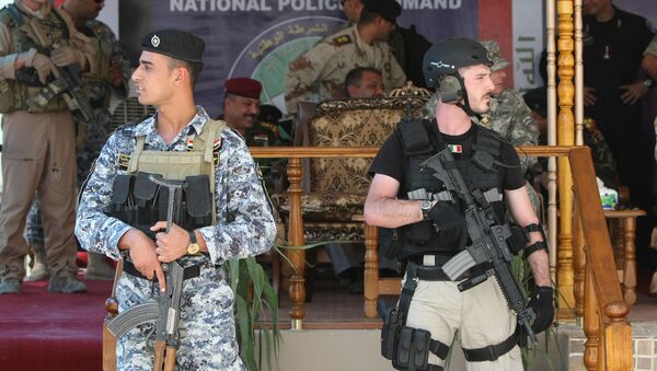 An Iraqi police commando and an Italian Carabinieri (R) keep guard close to the VIP stand during the graduation ceremony in the military base in the Baghdad airport, of 500 police commandos trained by Italian Carabinieri on August 28, 2008 - Sputnik International