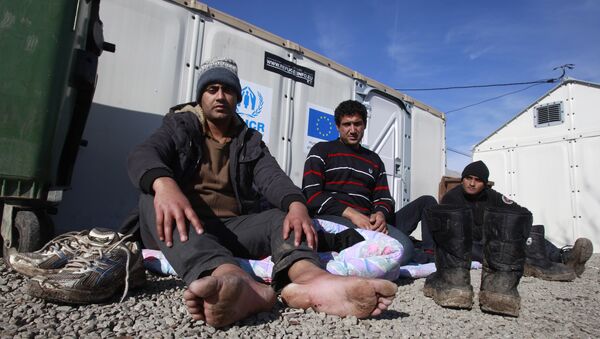 Refugees who say they come from Afghanistan, rest at the transit center for refugees near northern Macedonian village of Tabanovce, Tuesday, Feb. 2, 2016 - Sputnik International