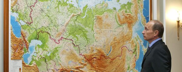 Russian President Vladimir Putin looks at a map in his country at his residence of Novo-Ogaryevo outside Moscow - Sputnik International