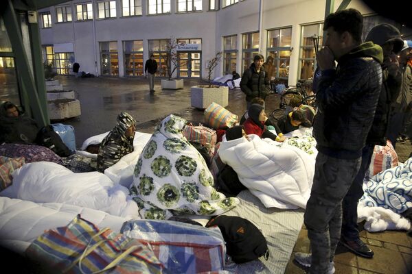 Refugees sleep outside the entrance of the Swedish Migration Agency's arrival center for asylum seekers at Jagersro in Malmo, Sweden, November 20, 2015. Refugees sleep outside the entrance of the Swedish Migration Agency's arrival center for asylum seekers at Jagersro in Malmo, Sweden, November 20, 2015. - Sputnik International