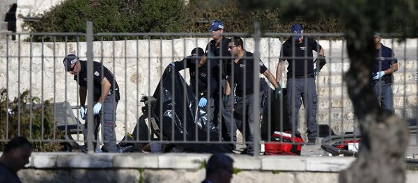 Israeli police officers investigate on the body of one of the reported Palestinian assailants killed during an attack at Damascus Gate, a main entrance to Jerusalem's Old City on February 3, 2016 Israeli police officers investigate on the body of one of the reported Palestinian assailants killed during an attack at Damascus Gate, a main entrance to Jerusalem's Old City on February 3, 2016 - Sputnik International