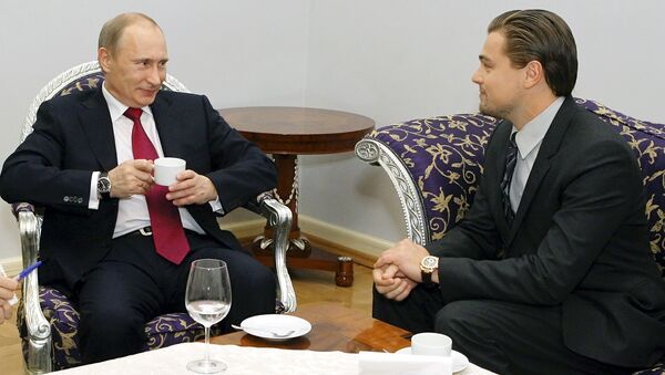Russian Prime Minister Vladimir Putin (L) speaks with US actor Leonardo DiCaprio on November 23, 2010 - Sputnik International