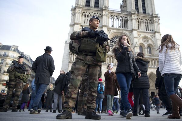 French soldiers patrol outside Notre Dame de Paris cathedral as part of the Operation Sentinelle in Paris, on December 30, 2015 - Sputnik International