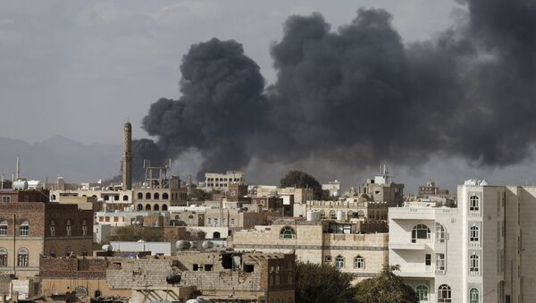 Smoke billows from a site hit by Saudi-led air strikes in Yemen's capital Sanaa January 30, 2016 - Sputnik International