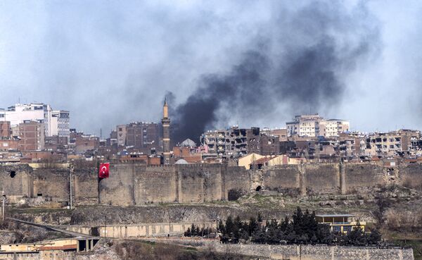 A photo taken on February 3, 2016 shows smokes rising over the district of Sur in Diyarbakir after clashes between Kurdish rebels and Turkish forces. A photo taken on February 3, 2016 shows smokes rising over the district of Sur in Diyarbakir after clashes between Kurdish rebels and Turkish forces. - Sputnik International