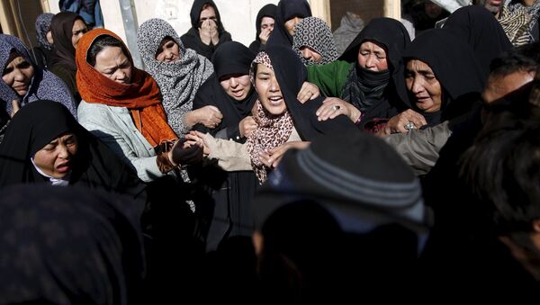 Family members weep at the funeral for one of the victims of last night suicide car bomb attack in Kabul, Afghanistan January 21, 2016 - Sputnik International
