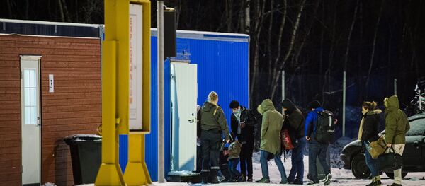 Refugees are welcomed upon arrival at the Norwegian border crossing station at Storskog after crossing the border from Russia on November 11, 2015 Refugees are welcomed upon arrival at the Norwegian border crossing station at Storskog after crossing the border from Russia on November 11, 2015 - Sputnik International