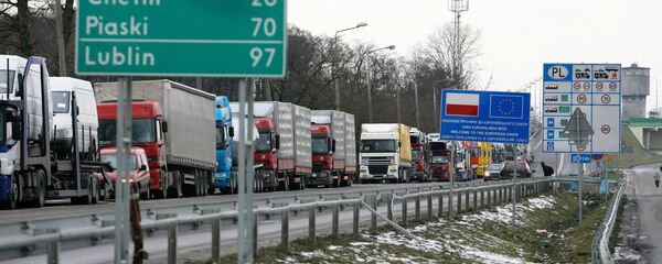 A line of loaded trucks waiting for customs clearance on the Polish border - Sputnik International