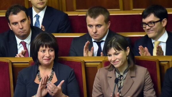 Ukrainian Minister of Economic Development Aivaras Abromavicius (L) applauding during a session of parliament in Kiev, December 2, 2014. - Sputnik International